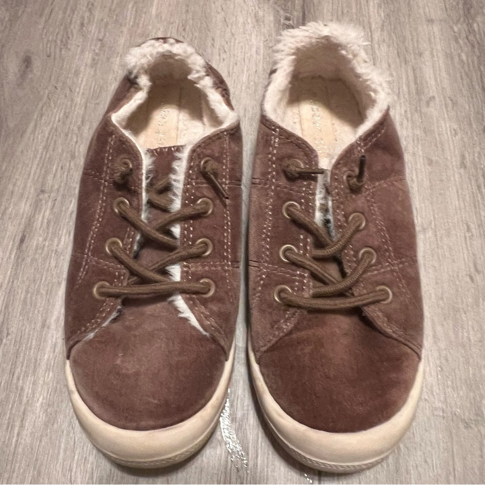 Women’s Size 7 Steve Madden super comfortable fuzzy tennis shoes